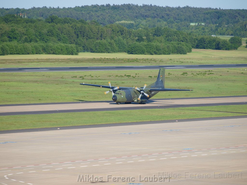 Lufthansa Airbus A 380 zu Besuch Flughafen Koeln Bonn P103.JPG